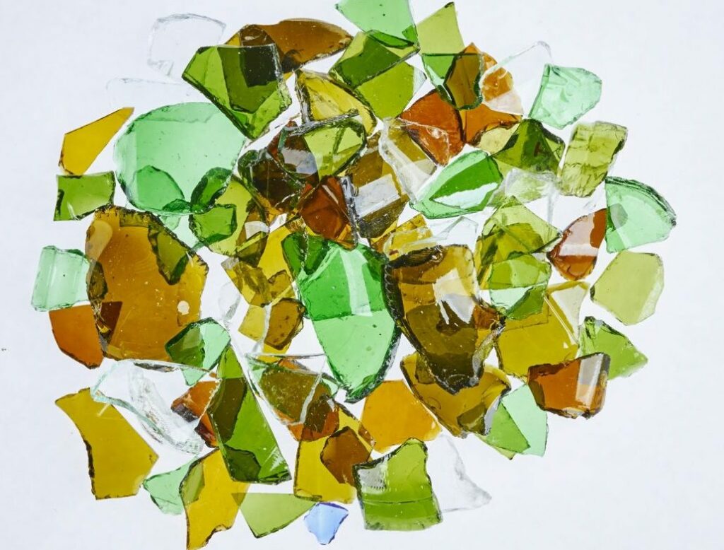 Descubre qué ocurre con el vidrio después de reciclarlo y cómo se transforma para volver a convertirse en una materia prima útil.